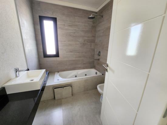 Casa en Venta, dentro del Barrio cerrado Pilar del Este - Santa Elena