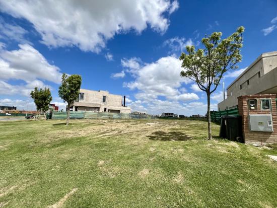Lote a la Laguna en Puertos del Lago - Riberas