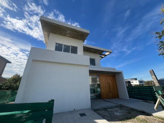 Casa en Venta - Barrio Puertos del Lago, Araucarias