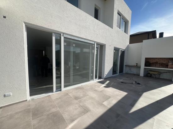 Casa en Venta - Barrio Puertos del Lago, Araucarias