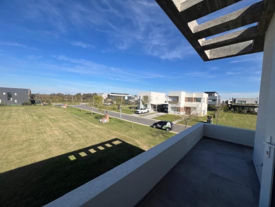 Casa en Venta - Barrio Puertos del Lago, Araucarias
