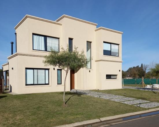 Luminosa Casa en Pilar del Este - Santa Emilia