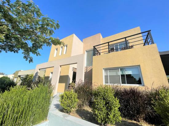 Venta con renta dentro de Pilar del Este - Santa Guadalupe