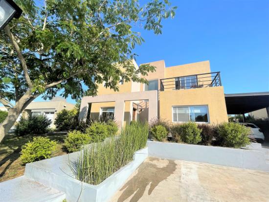 Venta con renta dentro de Pilar del Este - Santa Guadalupe
