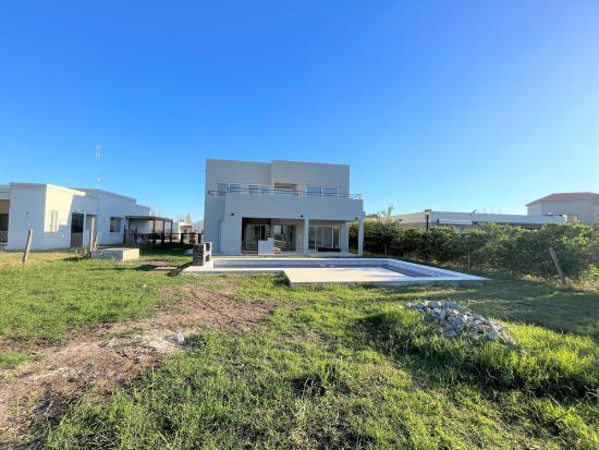Moderna Casa dentro de Pilar del Este - Santa Guadalupe