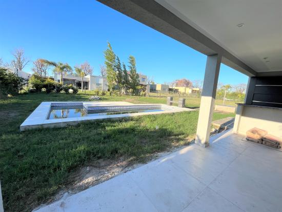 Moderna Casa dentro de Pilar del Este - Santa Guadalupe