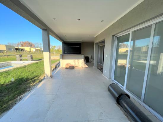 Moderna Casa dentro de Pilar del Este - Santa Guadalupe
