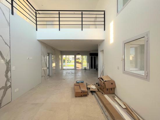 Moderna Casa dentro de Pilar del Este - Santa Guadalupe