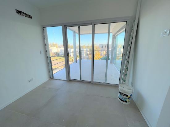 Moderna Casa dentro de Pilar del Este - Santa Guadalupe