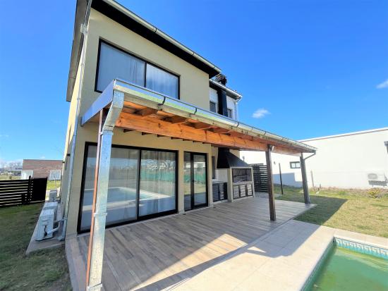 Casa en VENTA dentro del Barrio Cerrado Pilar del Este - Santa Elena