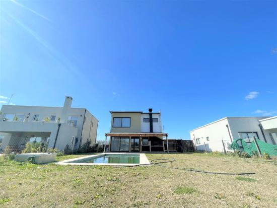 Casa en VENTA dentro del Barrio Cerrado Pilar del Este - Santa Elena