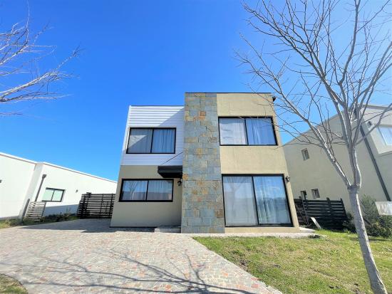 Casa en VENTA dentro del Barrio Cerrado Pilar del Este - Santa Elena