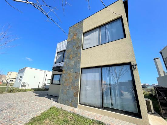 Casa en VENTA dentro del Barrio Cerrado Pilar del Este - Santa Elena