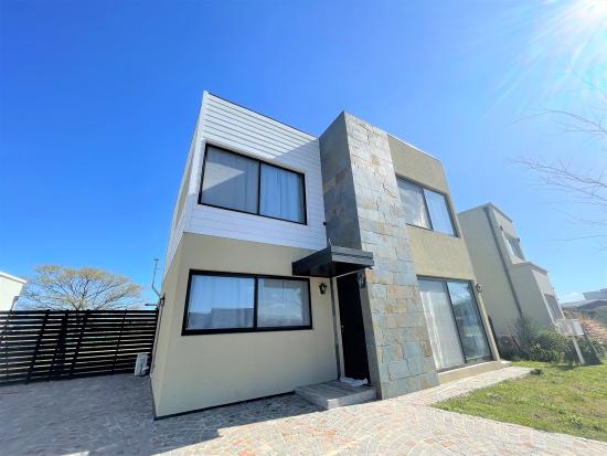 Casa en VENTA dentro del Barrio Cerrado Pilar del Este - Santa Elena