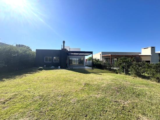 Casa en Venta, dentro del Barrio Pilar del Este - Santa Elena.