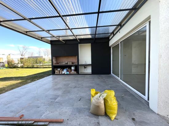 Casa en Venta, dentro del Barrio Pilar del Este - Santa Elena.