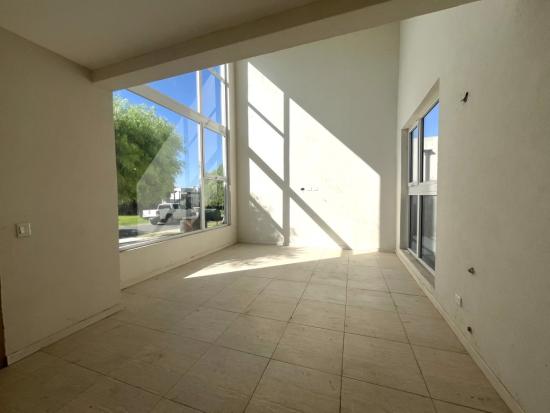 Casa en Venta, dentro del Barrio Pilar del Este - Santa Elena.