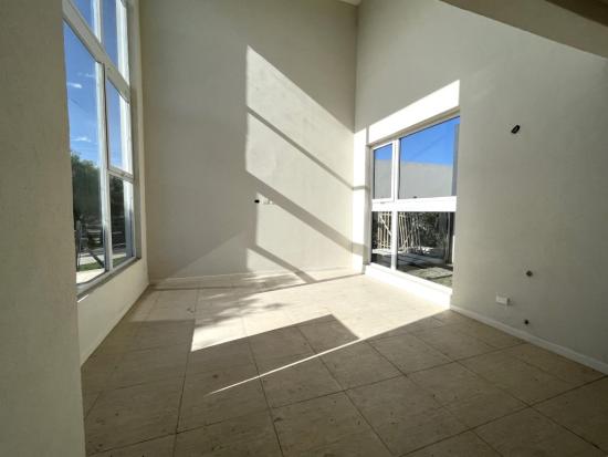 Casa en Venta, dentro del Barrio Pilar del Este - Santa Elena.