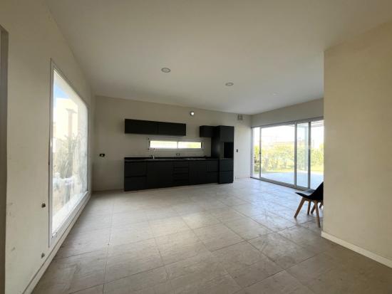Casa en Venta, dentro del Barrio Pilar del Este - Santa Elena.