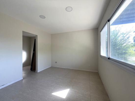 Casa en Venta, dentro del Barrio Pilar del Este - Santa Elena.