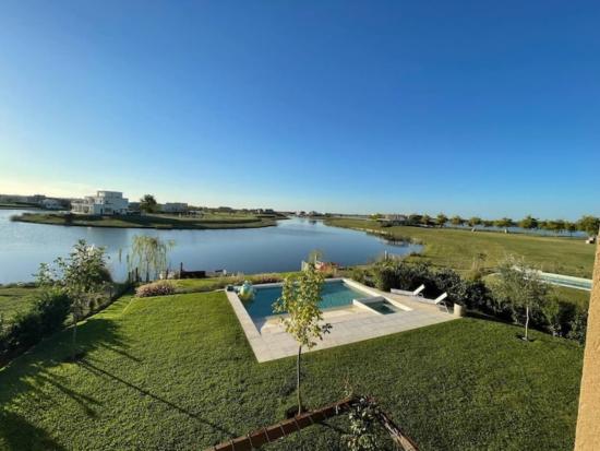 Hermosa Casa en Puertos del Lago - Marinas