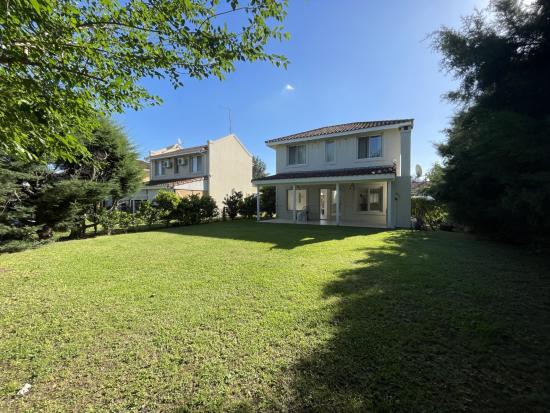 Linda Casa en Venta, dentro de La Candela - Pilar