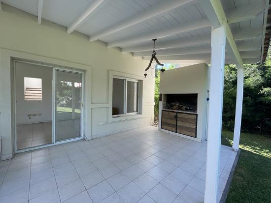 Linda Casa en Venta, dentro de La Candela - Pilar