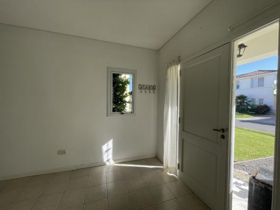 Linda Casa en Venta, dentro de La Candela - Pilar
