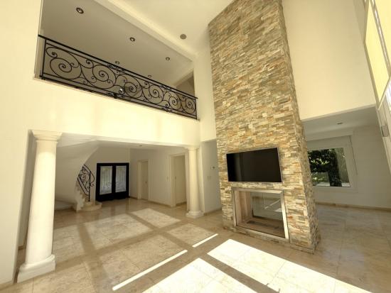 Casa estilo Francés en La Lomada