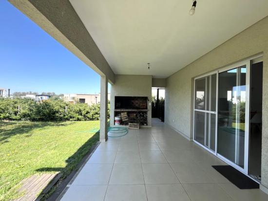 Casa en Venta, dentro del Barrio Pilar del Este - Santa Elena.