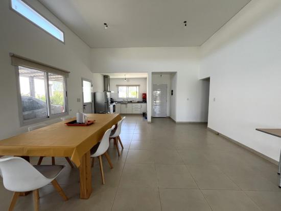 Casa en Venta, dentro del Barrio Pilar del Este - Santa Elena.