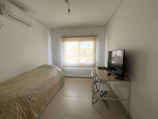 Casa en Venta, dentro del Barrio Pilar del Este - Santa Elena.