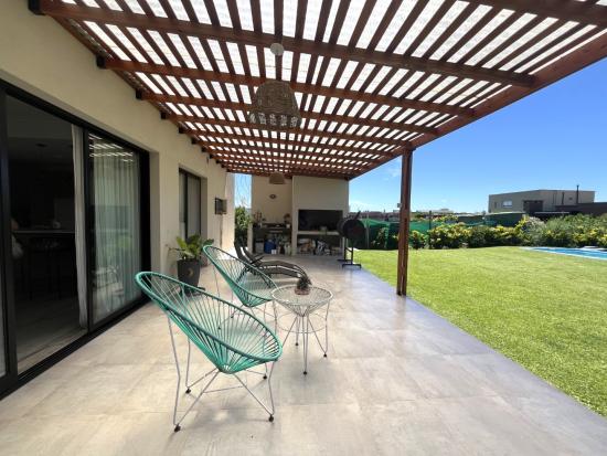 Casa en Venta, dentro del Barrio Cerrado Pilar del Este - Santa Elena.