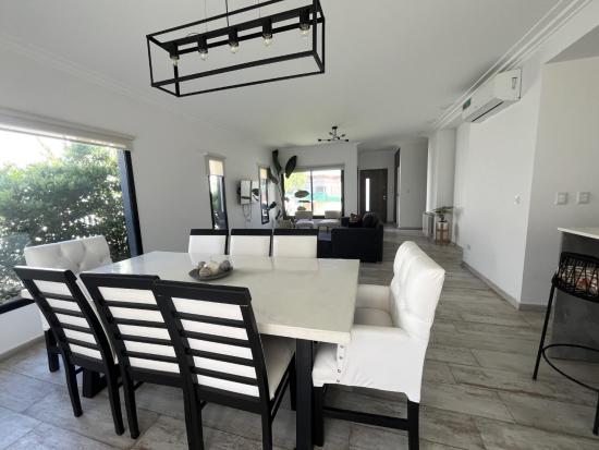 Casa en Venta, dentro del Barrio Cerrado Pilar del Este - Santa Elena.