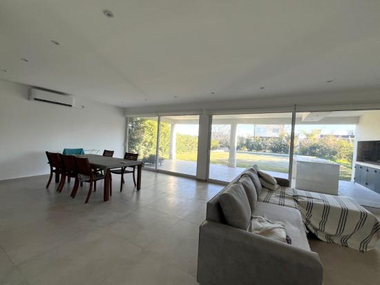 Casa en Venta, dentro del Barrio Cerrado Pilar Del Este - Santa Elena