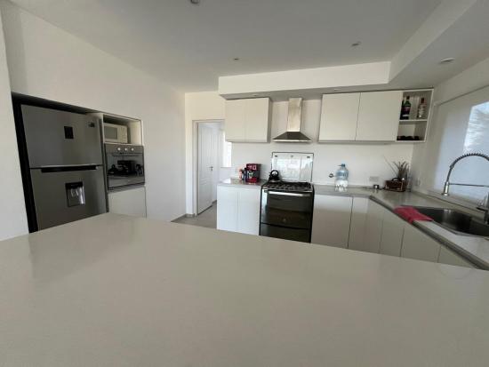 Casa en Venta, dentro del Barrio Cerrado Pilar Del Este - Santa Elena