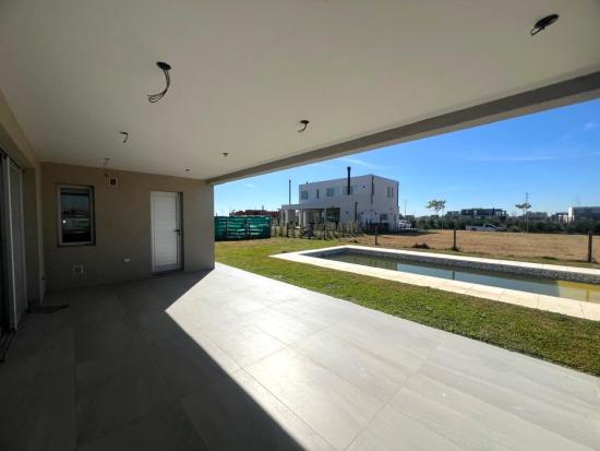 Linda Casa dentro de Puertos del Lago - Riberas