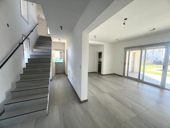 Linda Casa dentro de Puertos del Lago - Riberas
