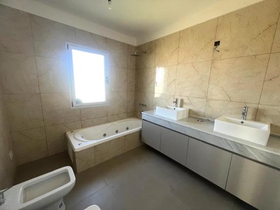 Linda Casa dentro de Puertos del Lago - Riberas