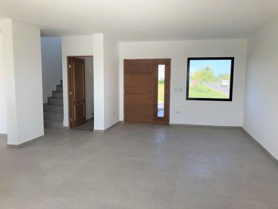 Muy linda casa en Puertos del Lago- Araucarias