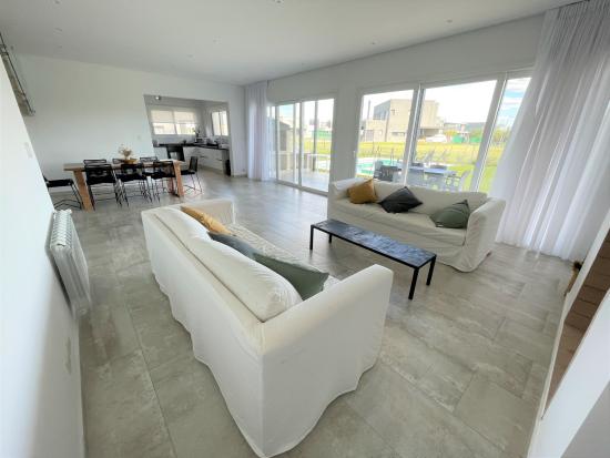Espectacular Casa dentro de Puertos del Lago - Acacias