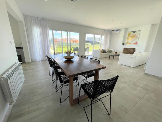 Espectacular Casa dentro de Puertos del Lago - Acacias