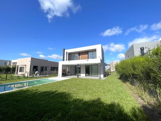 Espectacular Casa Moderna en Puertos 