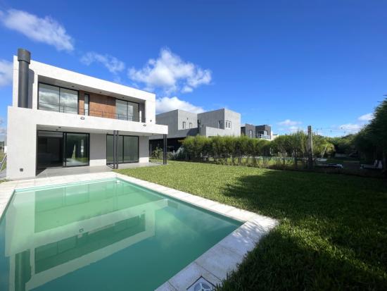 Espectacular Casa Moderna en Puertos 