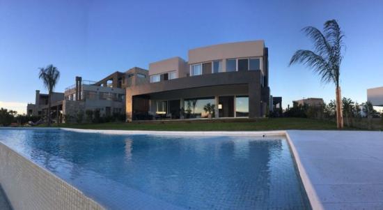 Excelente casa a la laguna en el Barrio Los Lagos