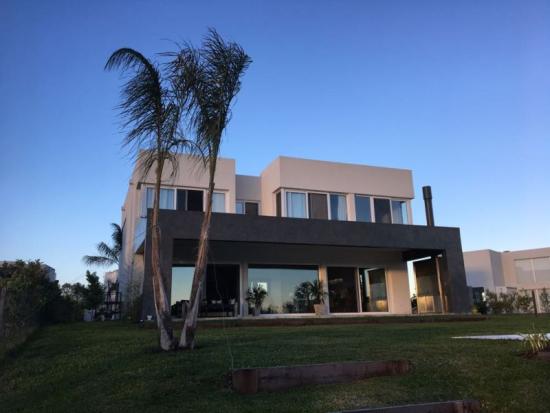 Excelente casa a la laguna en el Barrio Los Lagos
