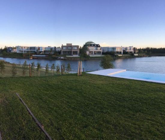 Excelente casa a la laguna en el Barrio Los Lagos