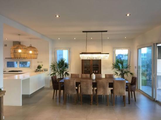 Excelente casa a la laguna en el Barrio Los Lagos