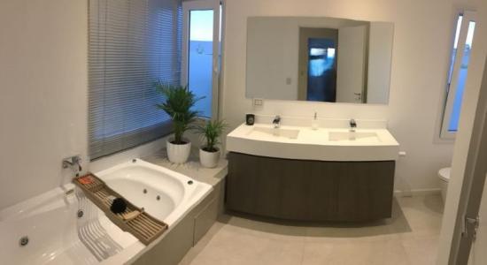 Excelente casa a la laguna en el Barrio Los Lagos