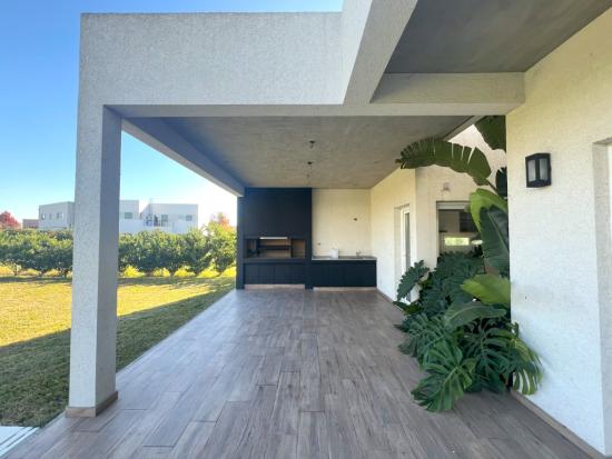Alucinante Casa Moderna en Ayres Plaza